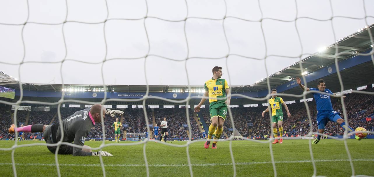 Leonardo Ulloa sblocca Leicester-Norwich a un minuto dalla fine. Reuters